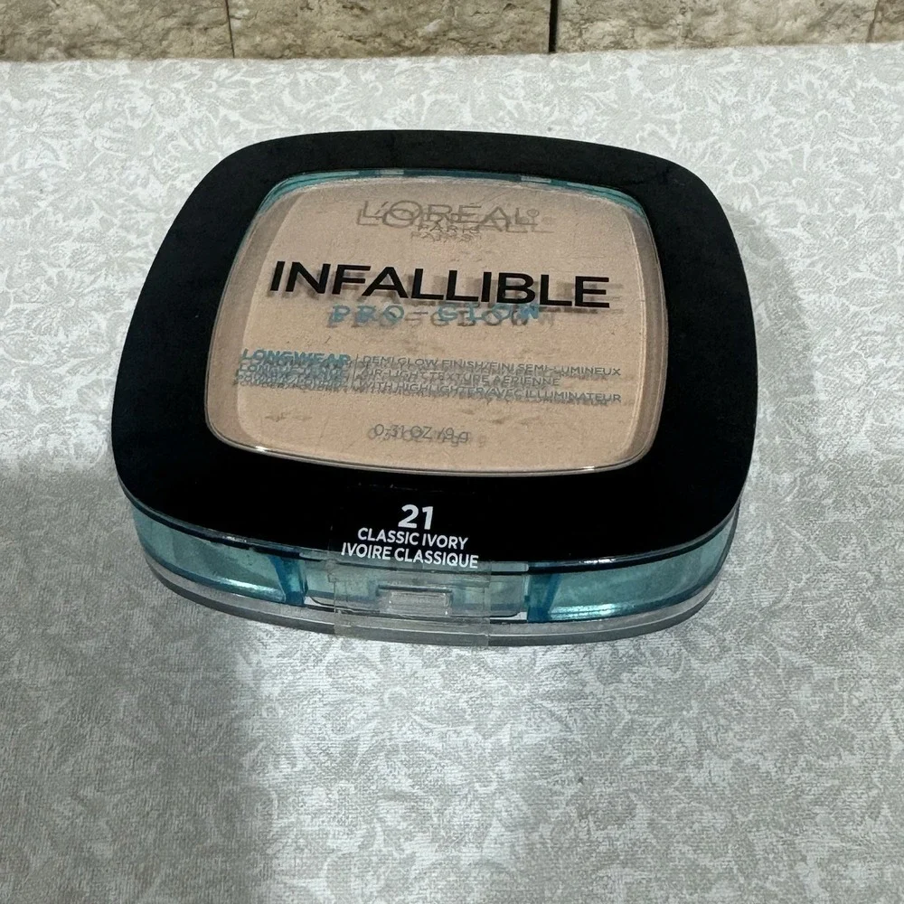 L'Oréal Infallible Pro-Glow‎ Foundation Pressed Powder Makeup-21 CLASSIC IVORY